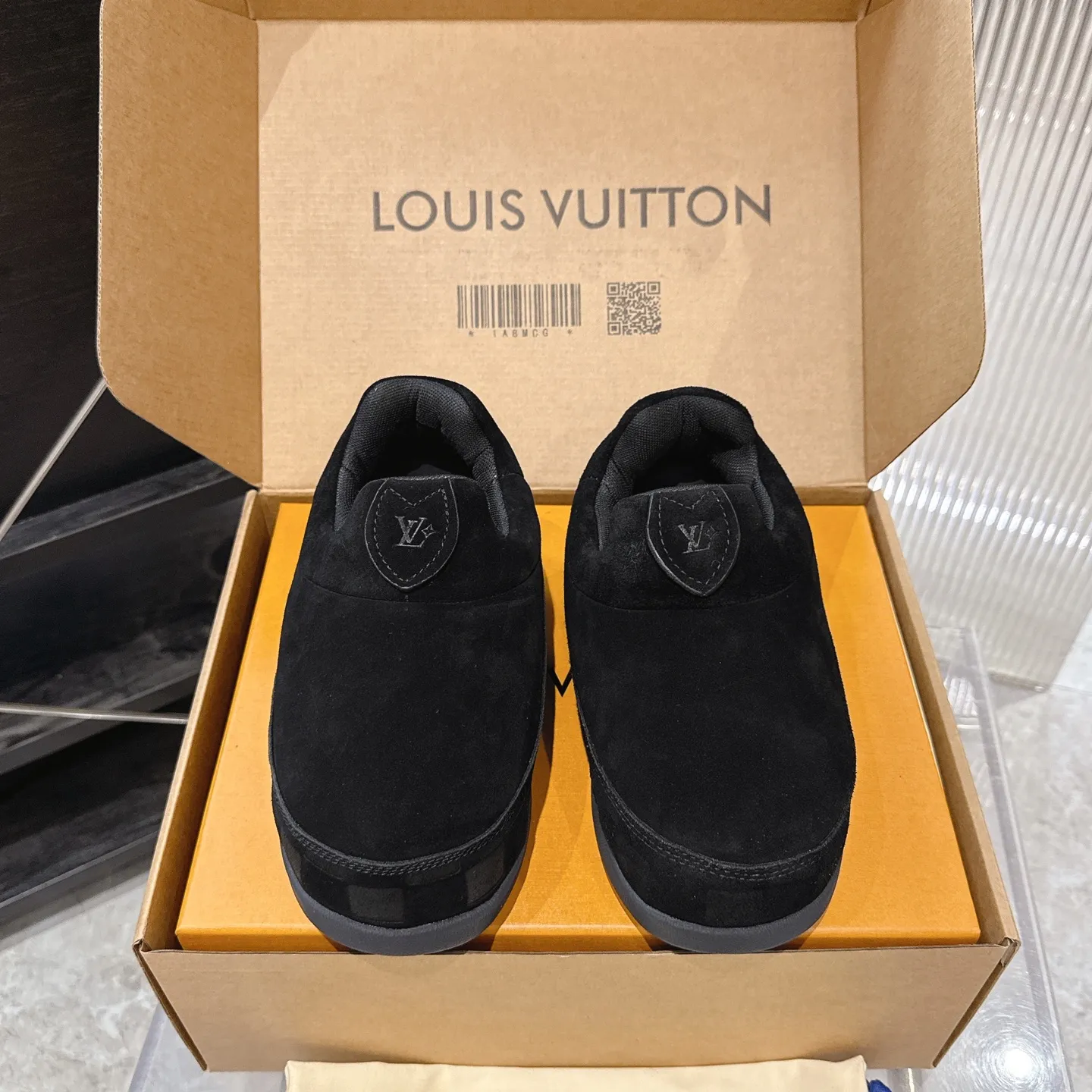 [L Family] P: 740💰 Couple model, size: women 35-41 (customized at 41 for women), 39-46 for men (customized at 45.46) The 2025 iteration of this Time Out sneaker, couple model, LV co-branded nigo, donkey brand, Louis Vuitton, ugly, cute😍Many Internet celebrities have shown off their feet, a classic and versatile item. Fabric: Imported high mercerized cow suede. Lining: high-grade elastic mesh, outsole: original molded outsole, palm print rubber outsole with hidden L letter and Monongram flower.